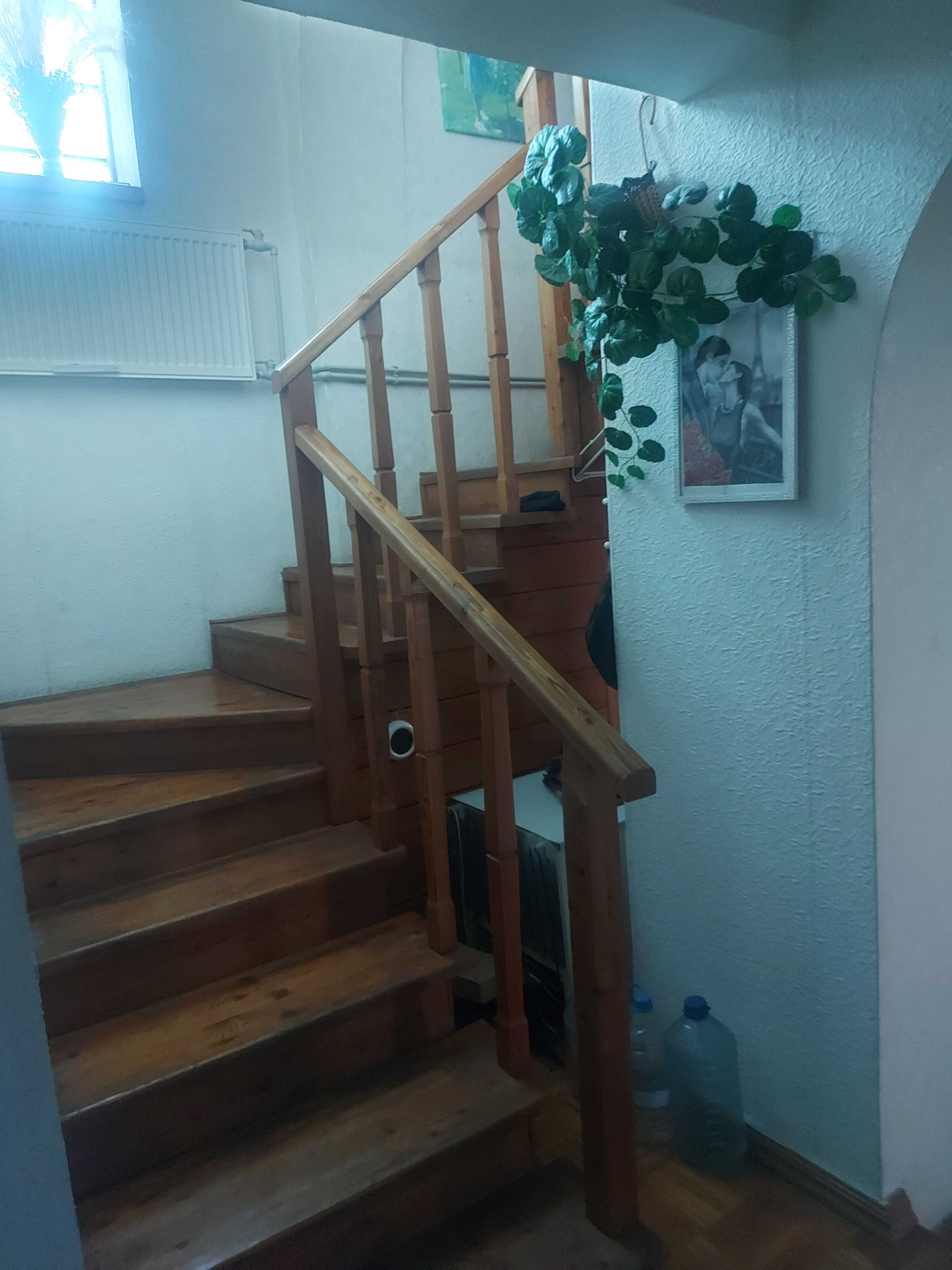 Продам двоповерховий будинок котеджного типу.