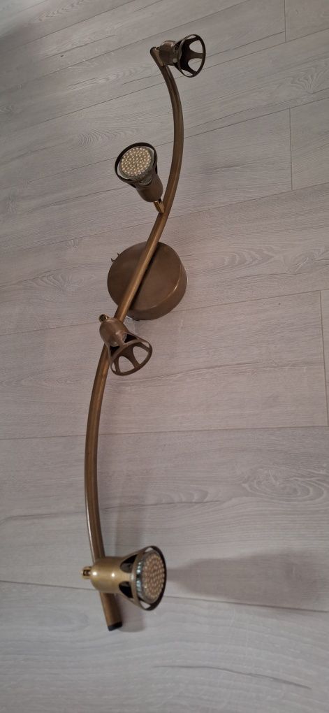 Lampa z regulowanymi oprawkami