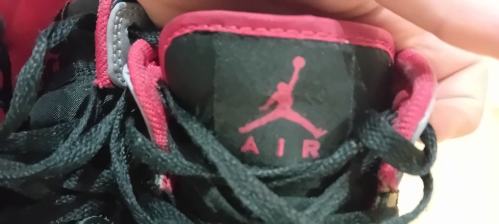 Air jordan 1 mid vermelhas, edição especial!