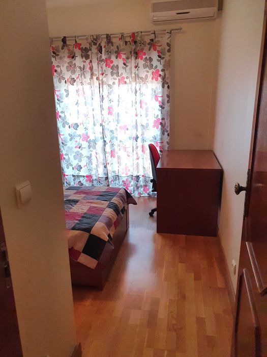 Quarto 320€ c/ Varanda e AC - Vale Flores
