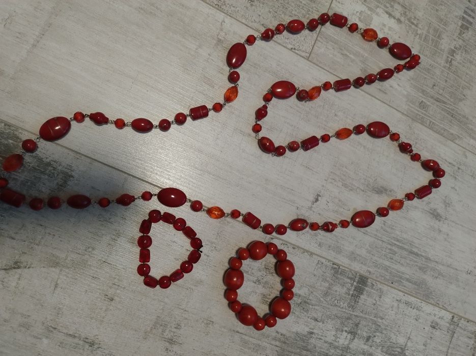 Czerwone korale i bransoletki