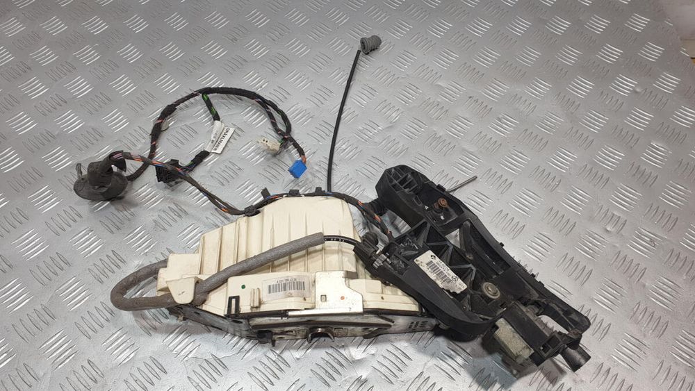 Замок двери задней левой Mercedes S-Klas W221 2217302335 разборка