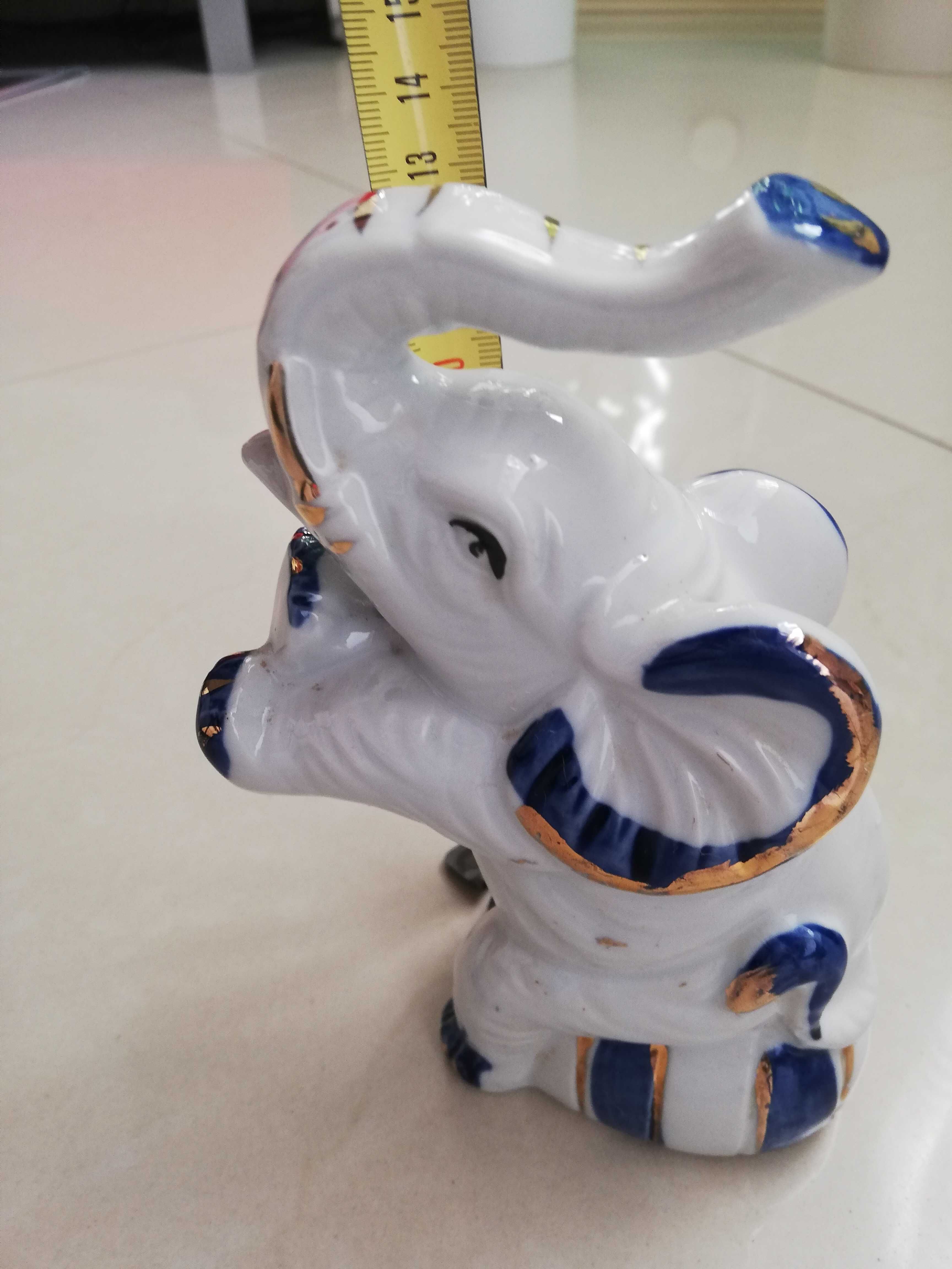 Porcelanowa figurka słonia cyrkowego