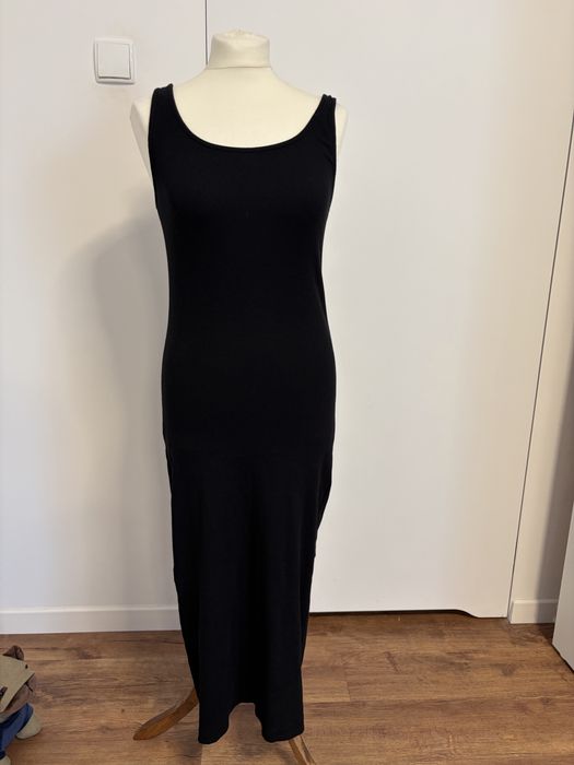 Czarna, dopasowana sukienka marki Reserved, M/L