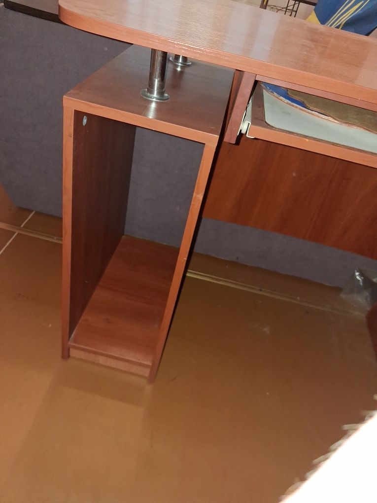 Продам компьютерный стол.