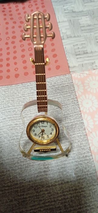 Miniaturas de relógios em cristal ,e metal