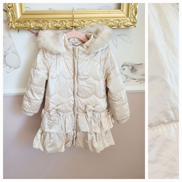 Perłowa kurtka 86-92 płaszczyk z falbanami i kokardkami futrzany