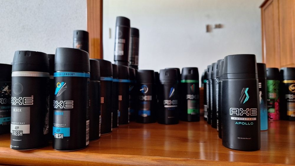 66 frascos de AXE vazios