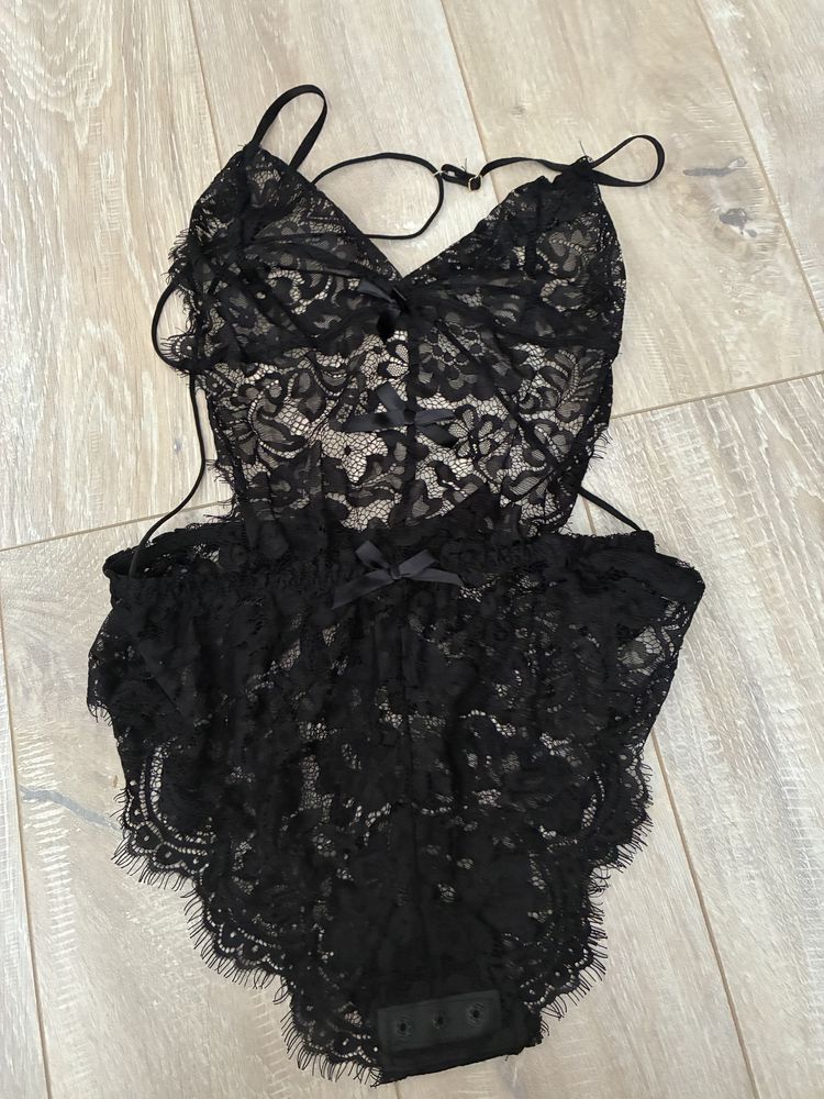 Czarne koronkowe body