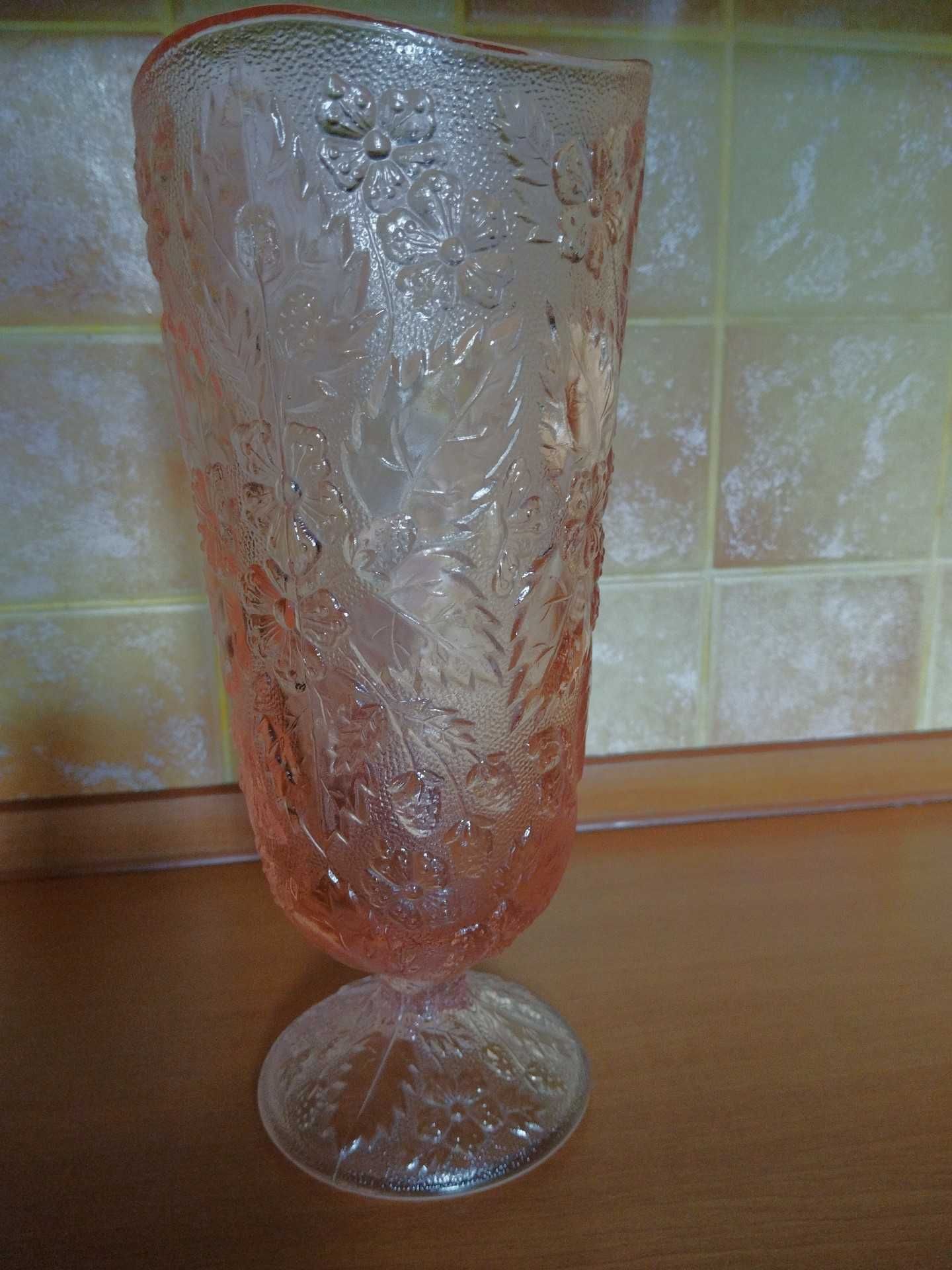 Wazon różowy,kwiaty, huta Ząbkowice, E. Trzewik-Drost, Strawberry, PRL