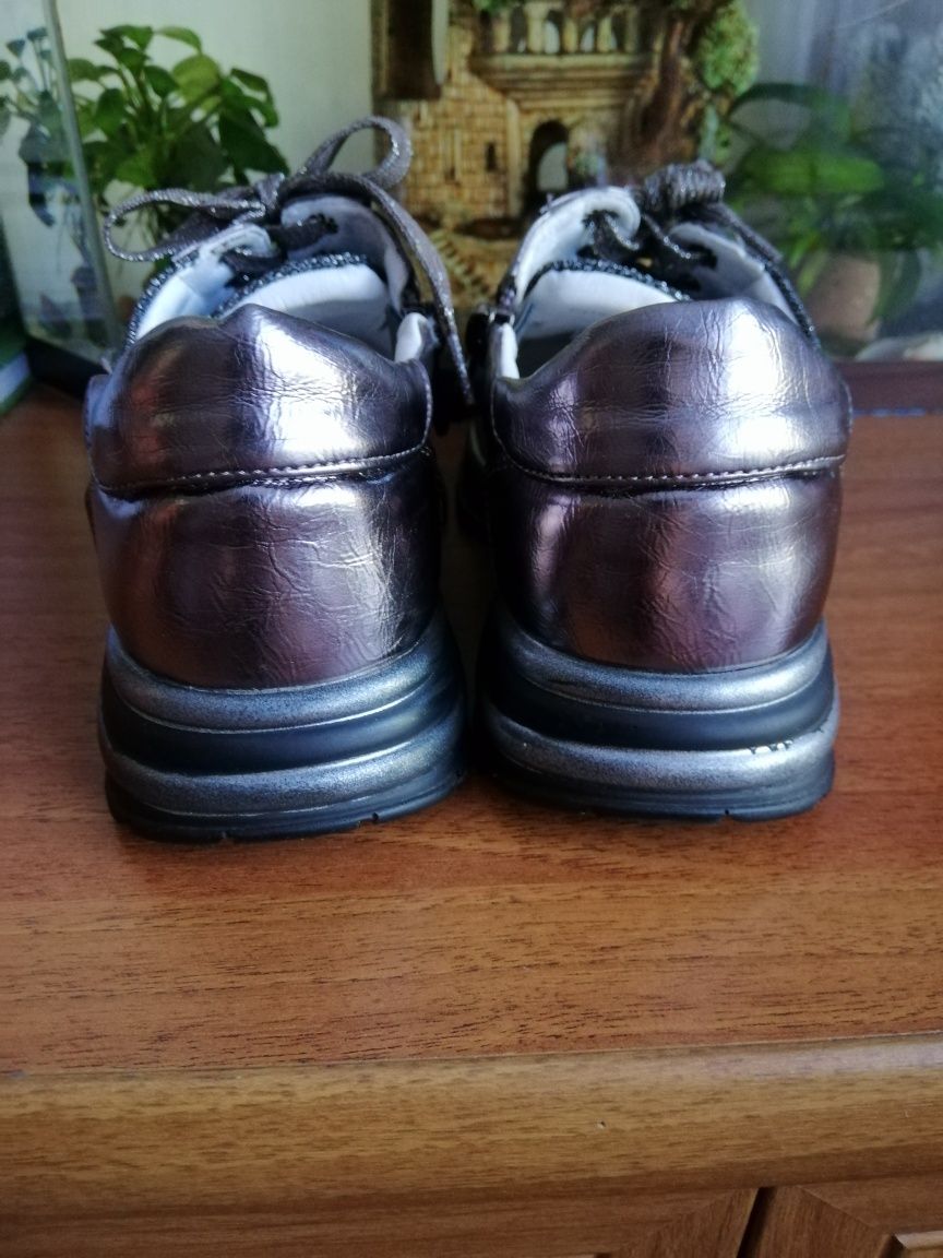Продам шкіряні туфлі 33р