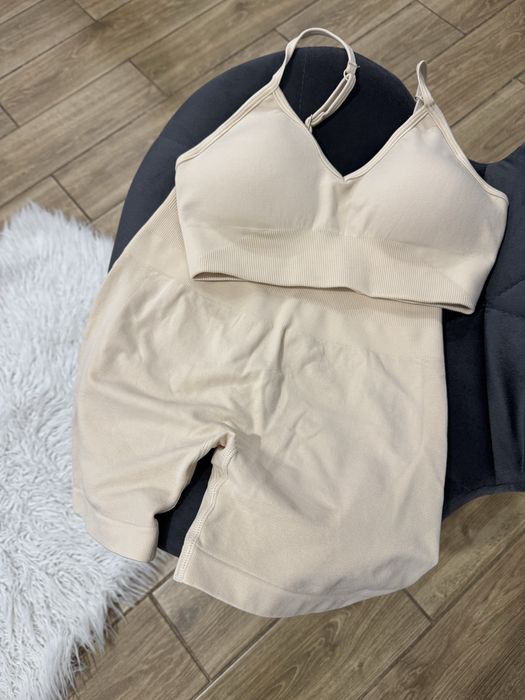 Якісний комплект для тренувань пілатесу стрейчінгу велосипедки і топ