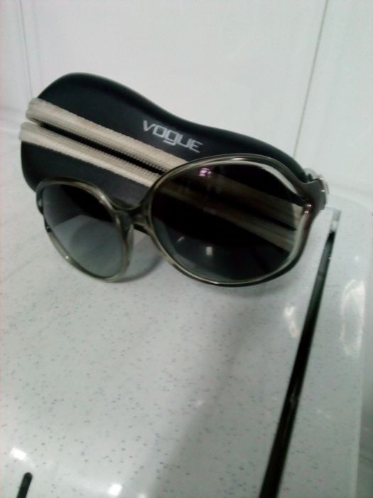 Oculos de sol em cinza marca vogue