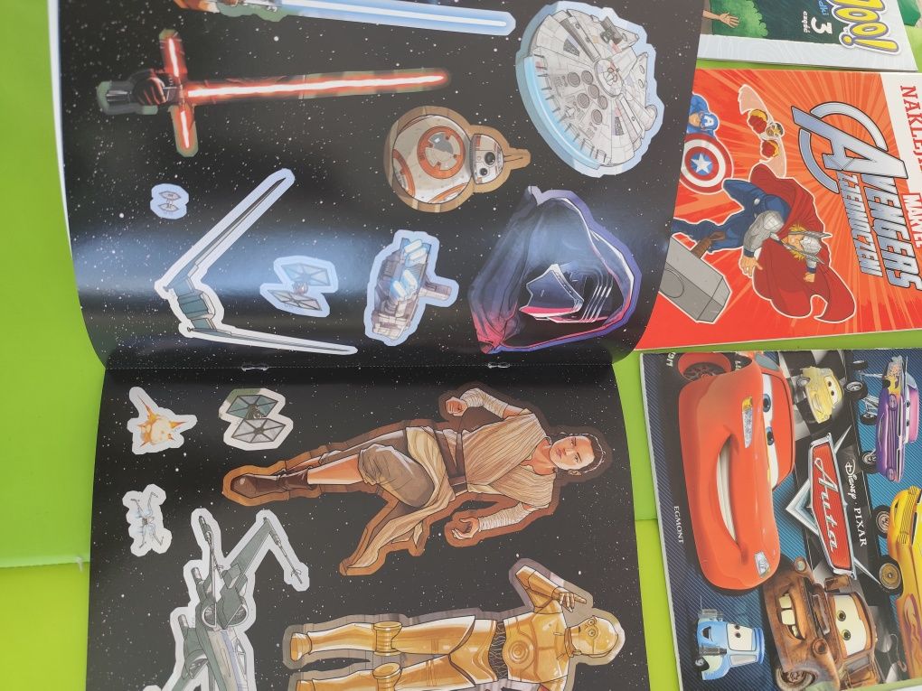 Zestaw nowe 10 sztuk kolorowanki z naklejkami łamigłówki Avengers Cars