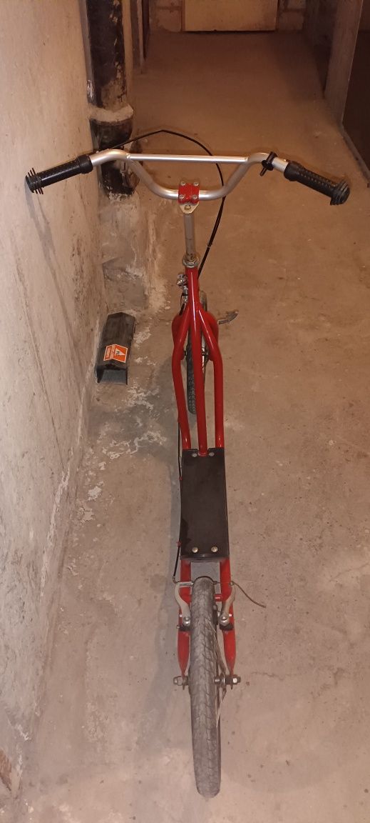 Czerwona duża hulajnoga