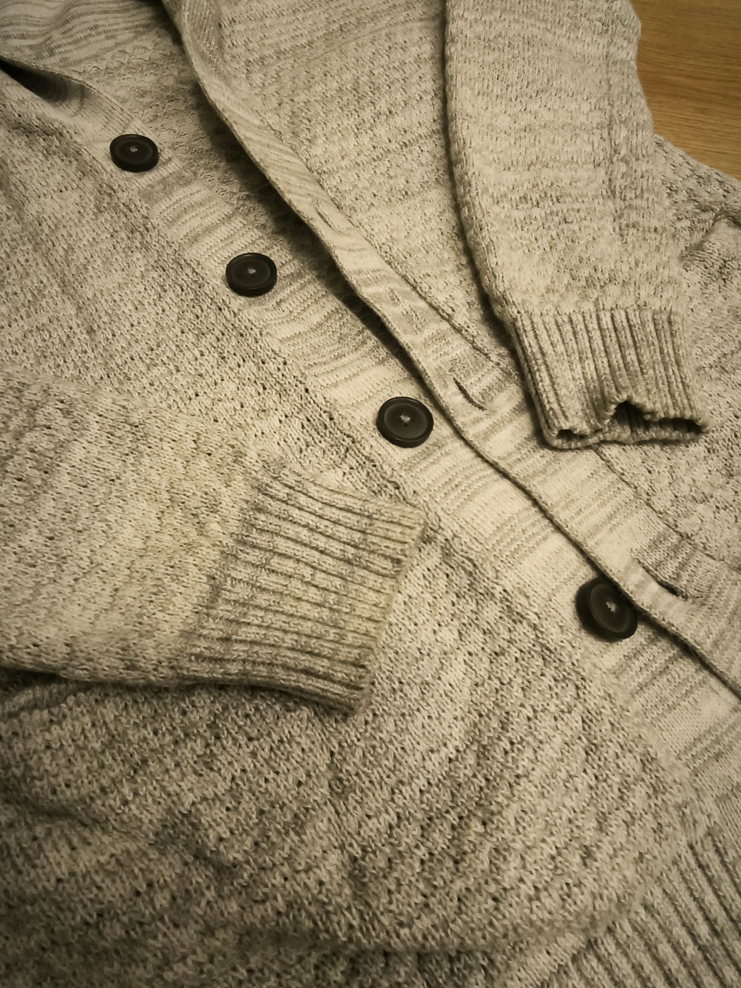 Szary sweter bawełniany z dużymi guzikami na guziki clockhouse nowy S