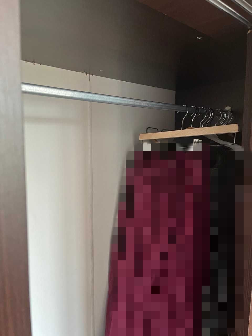 Szafka używana, czarna, lekko uszkodzona.