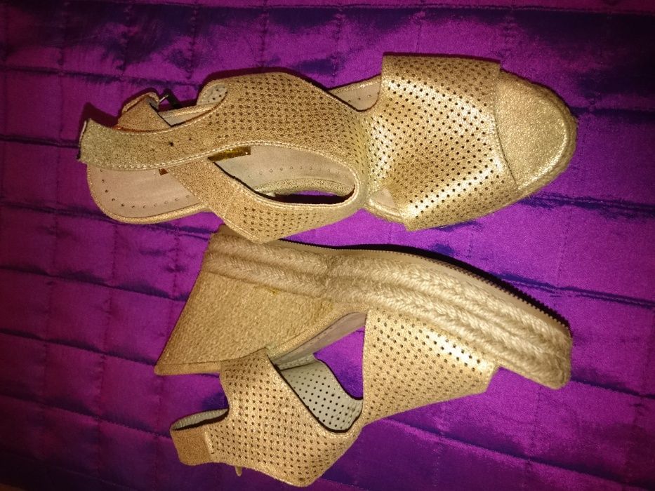 Sandalias douradas