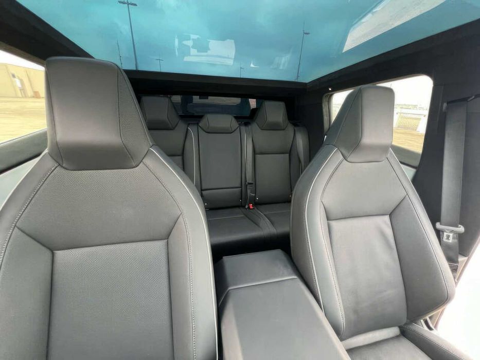 Tesla Cybertruck      2024