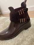 Botas cor de vinho com promenores dourados