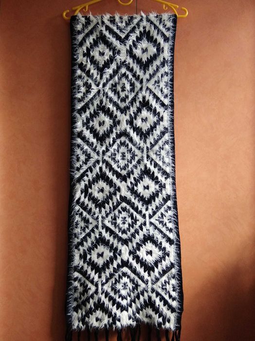Шарф в черно-белый орнамент
