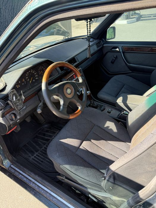 Mercedes-Benz E200 w124