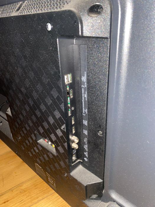 Smart TV 43" Hisense c/ Mesa