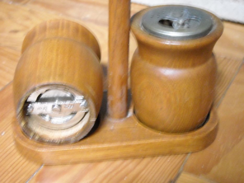 Conjunto vintage saleiro e pimenteiro antigos em madeira