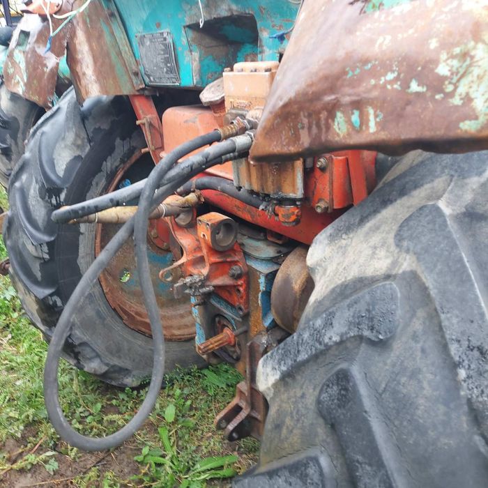 Трактор ЮМЗ 6 в робочему стані