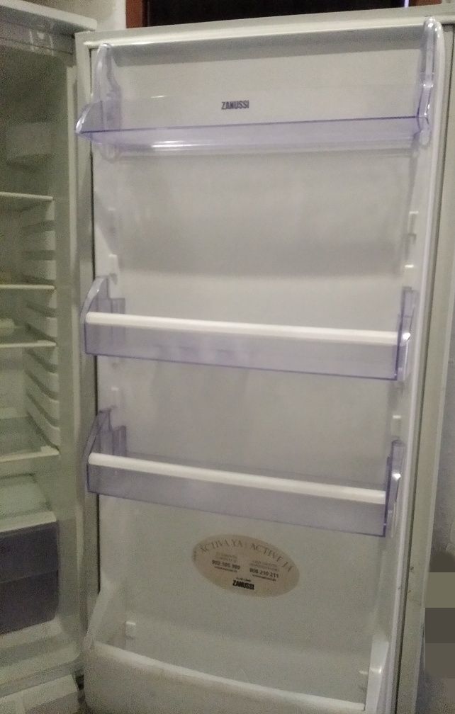 Продам встроенный холодильник Zanussy