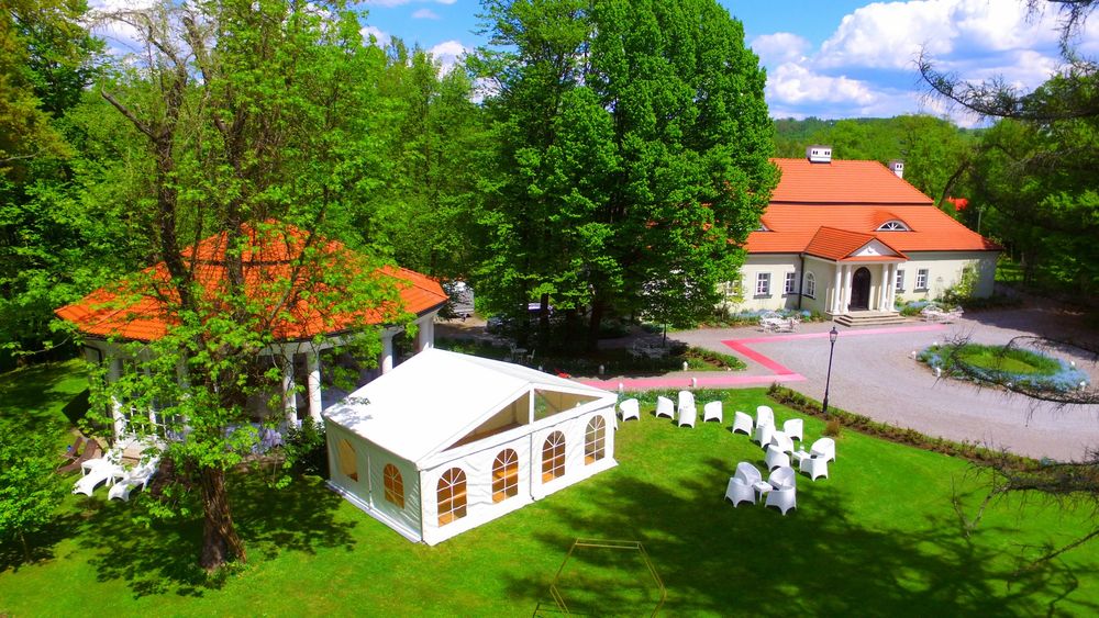 Wynajem profesjonalnych namiotów podłoga krzesła stoły zjeżdżalnie