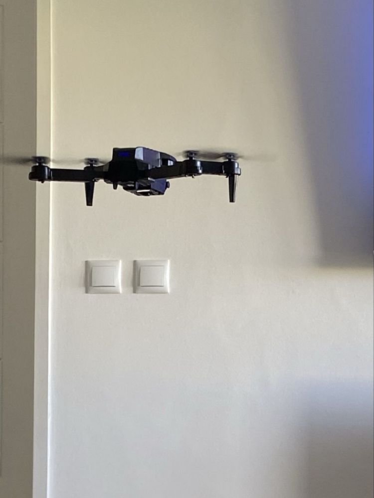 Drone preto de fácil uso com camera e 3 baterias - como novo