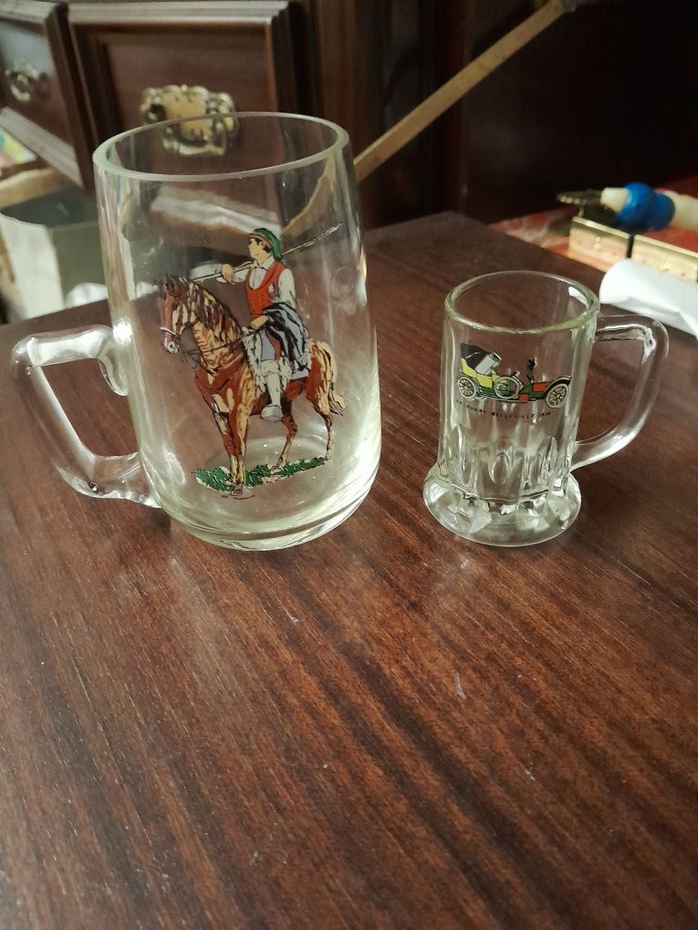 Dois copos antigos
