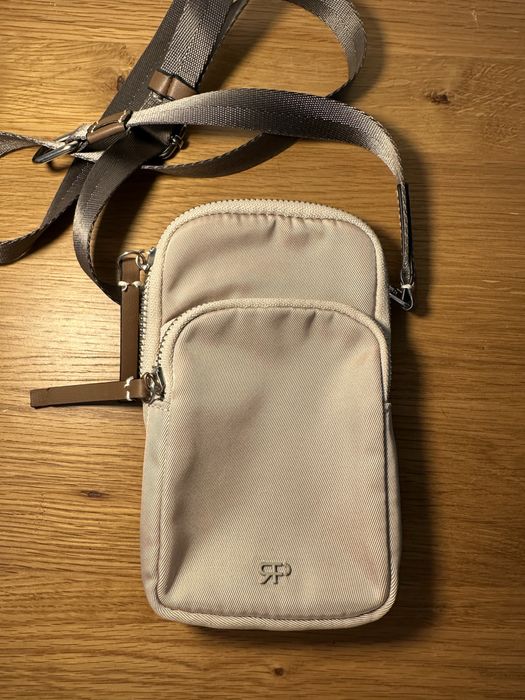 Mała, poręczna torebka na telefon marki Parfois.