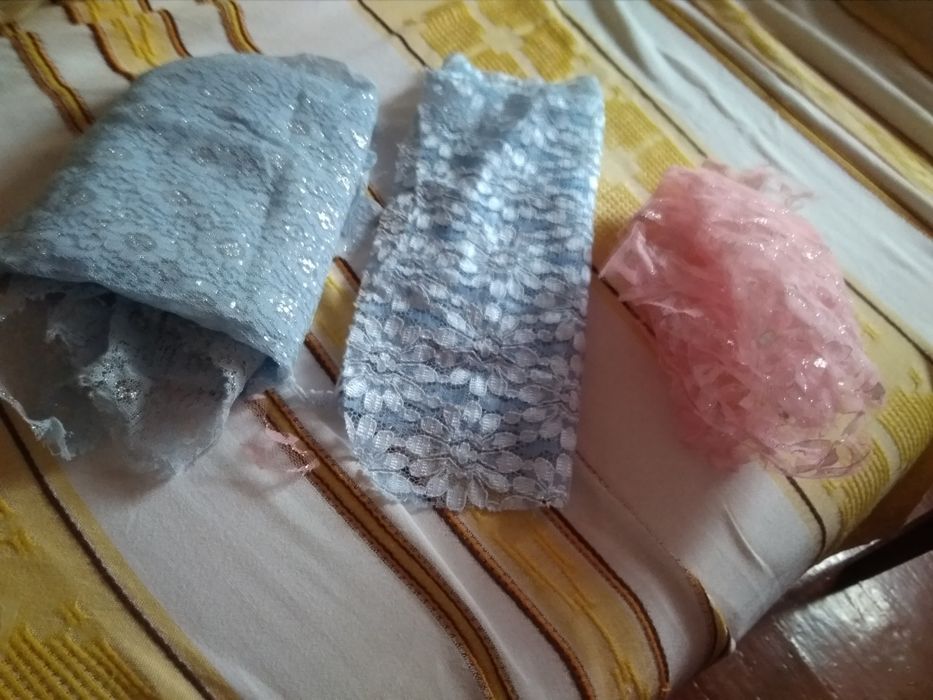 Лоскут, остатки гипюра.Кружево. Пуговицы.