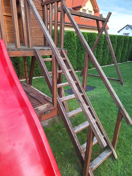 Drewniany domek dla dzieci, plac zabaw
