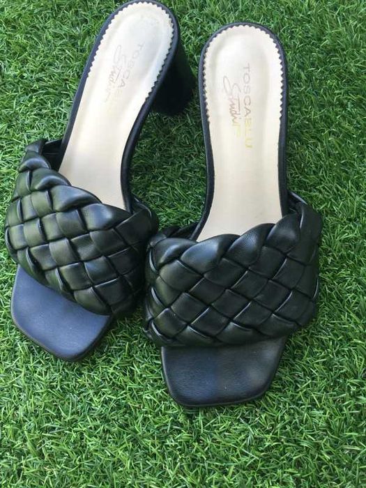 SANDÁLIA preta em couro.