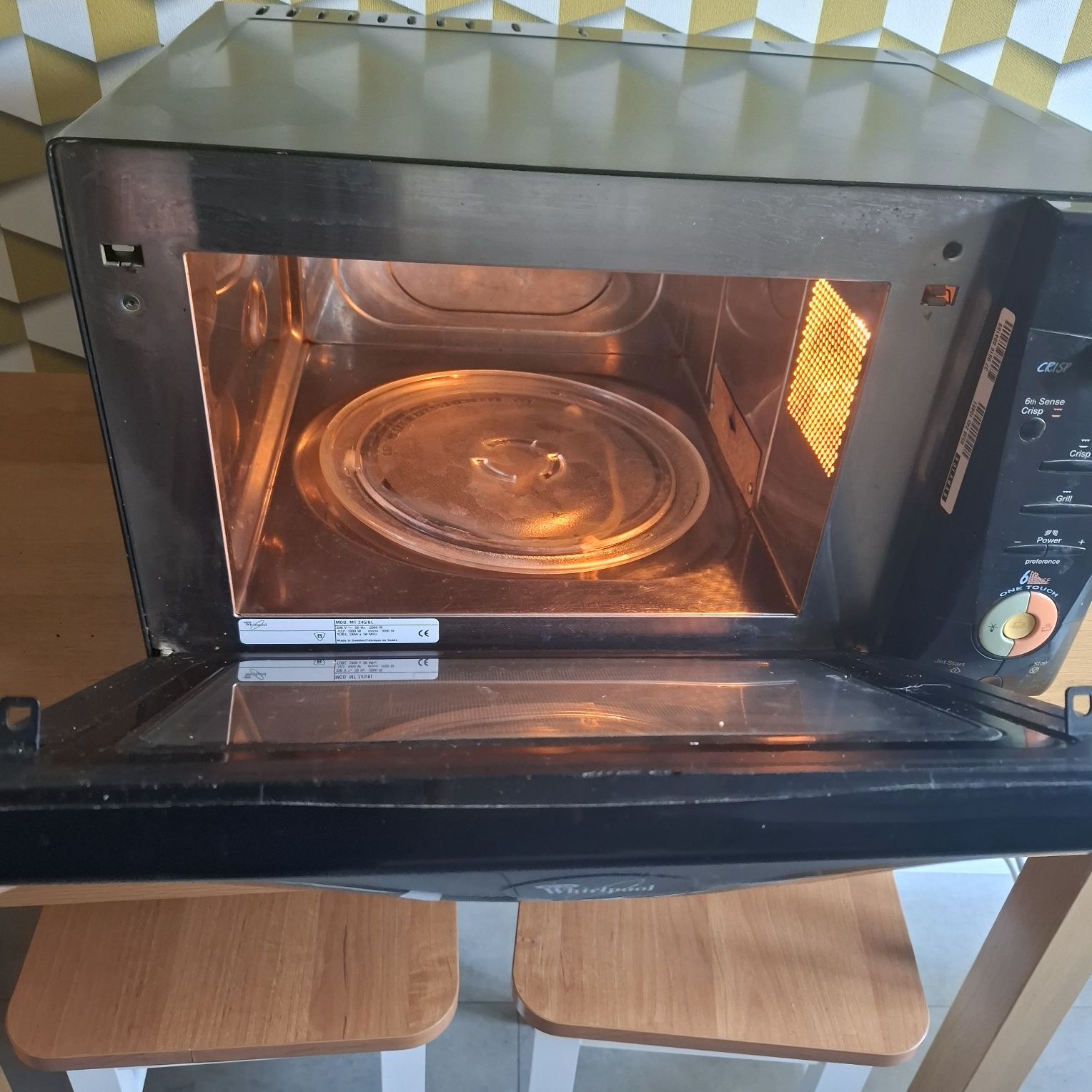 Mikrofala do zabudowy otwierana od góry Whirlpool