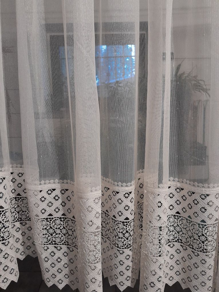 Firanki do okna z gipiurą