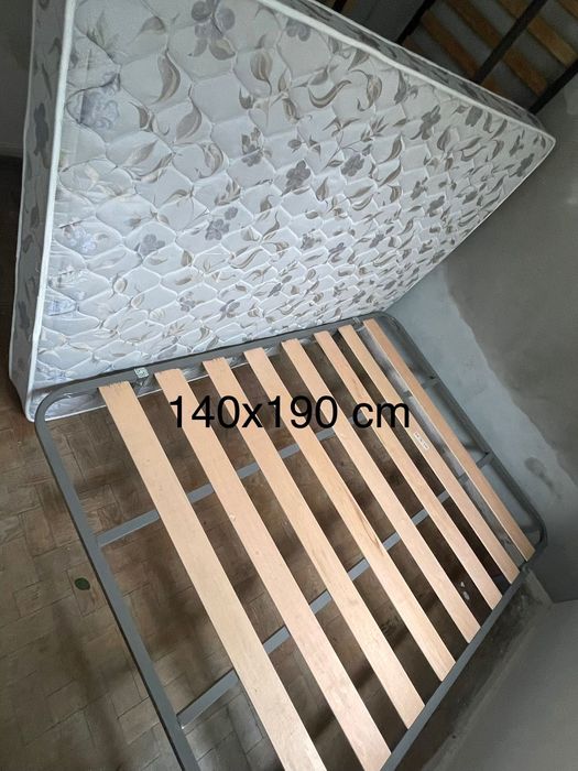 Estrado com pés e colchão