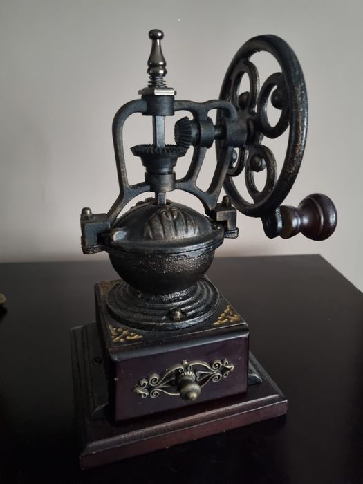 Stary młynek z korbą żeliwny unikat