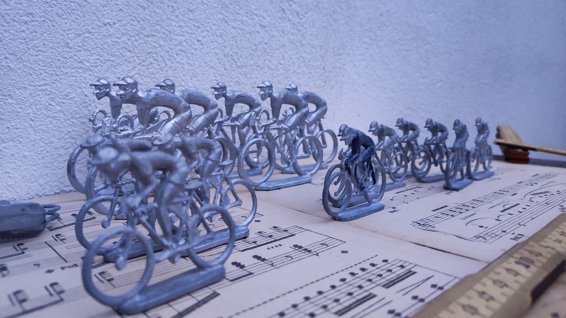 Ciclistas em Metal Antigos - Brinquedo Vintage