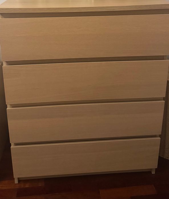 Malm comoda e mesa cabeceira