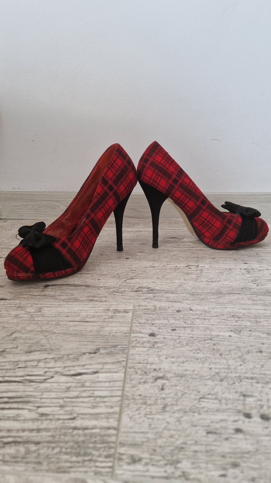 Szpilki czerwone w kratkę z czarną kokardką Restyle na studniówkę
