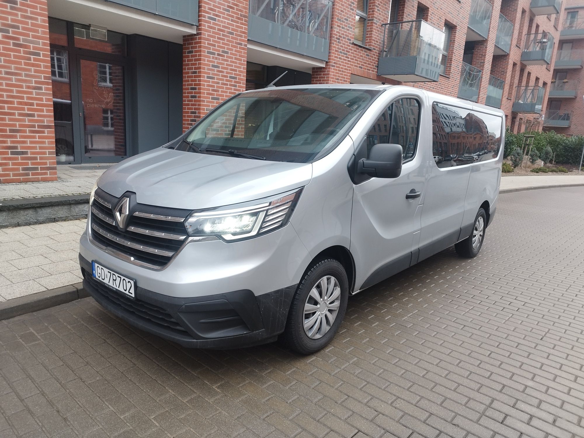 Wynajem Bus 9 osobowy Renault Trafic