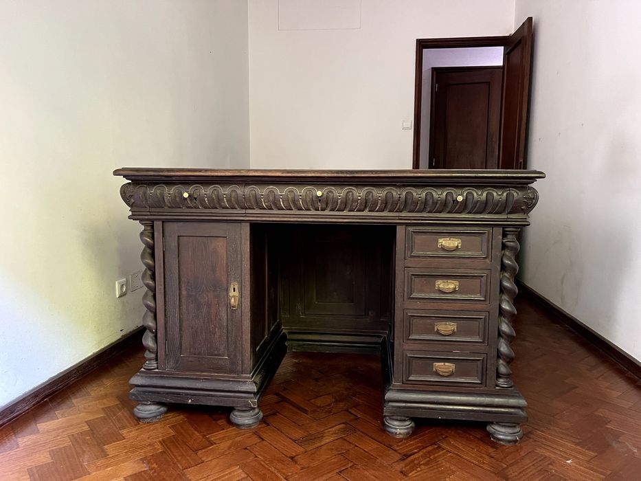 Secretária de centro, muito antiga e em ótimo estado