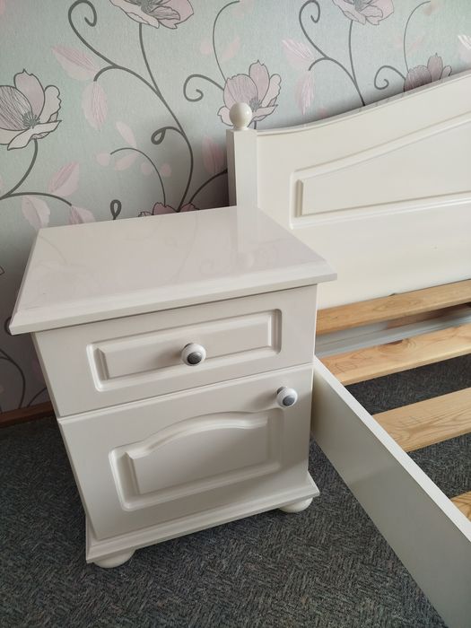 Łóżko podwójne białe z szafkami nocnymi