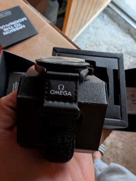 Omega x Swatch SO33W700 Snoopy: Faza Księżyca z Snoopym