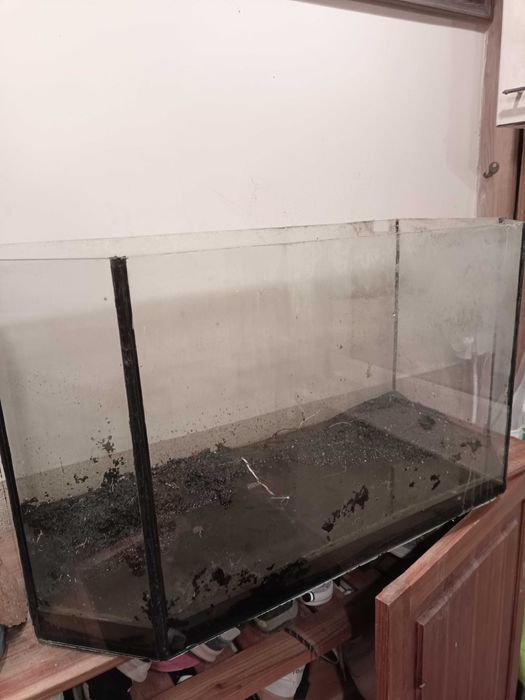 Akwarium duże przecieka