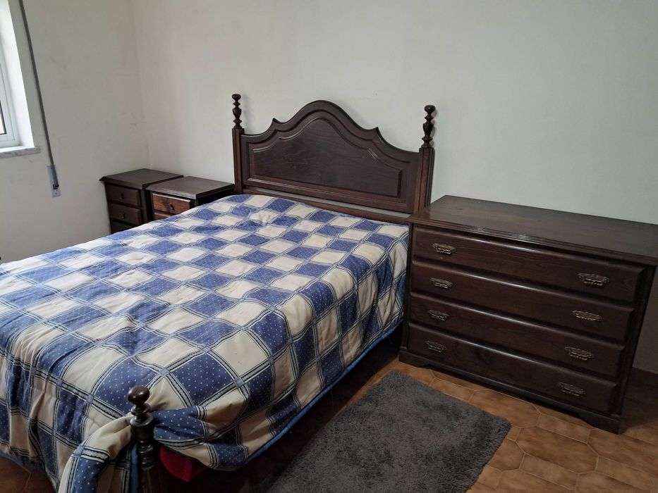 Cama de casal, cómoda e cabeceiras